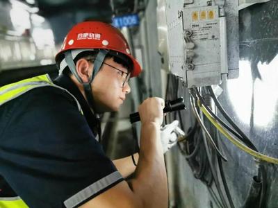 青春在指尖綻放——記通訊設備修理領域的青年工匠